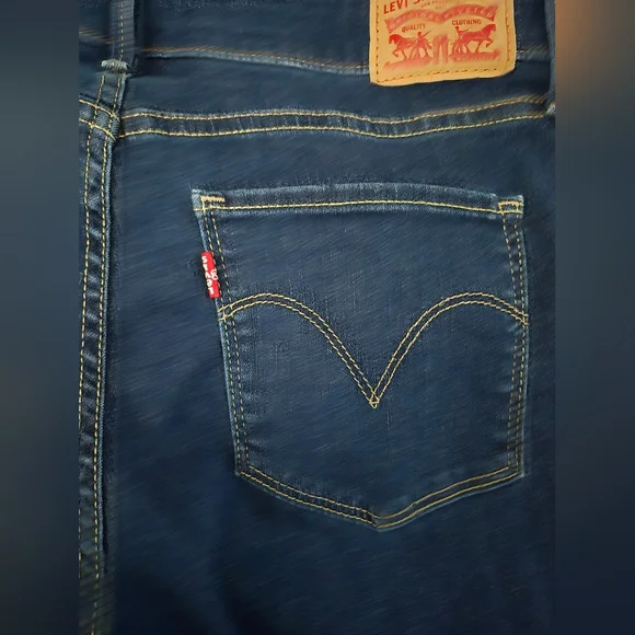 Levi's Women's Skinny Jeans in Dark Blue Wash - Picture 3 of 5
